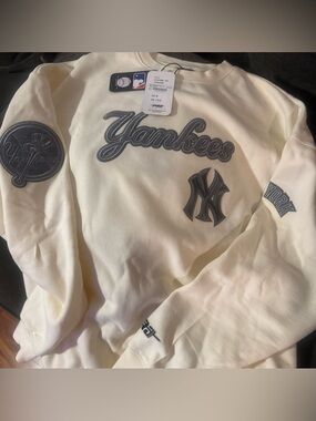 New York Yankees Cream Crewneck Sweatshirt with Grey Logos - Mens